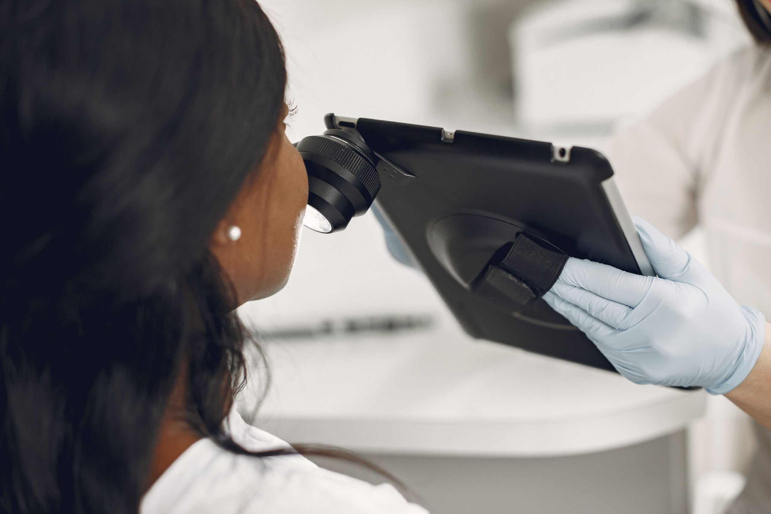 Dermatologue analysant la peau avec dermatoscope digital
