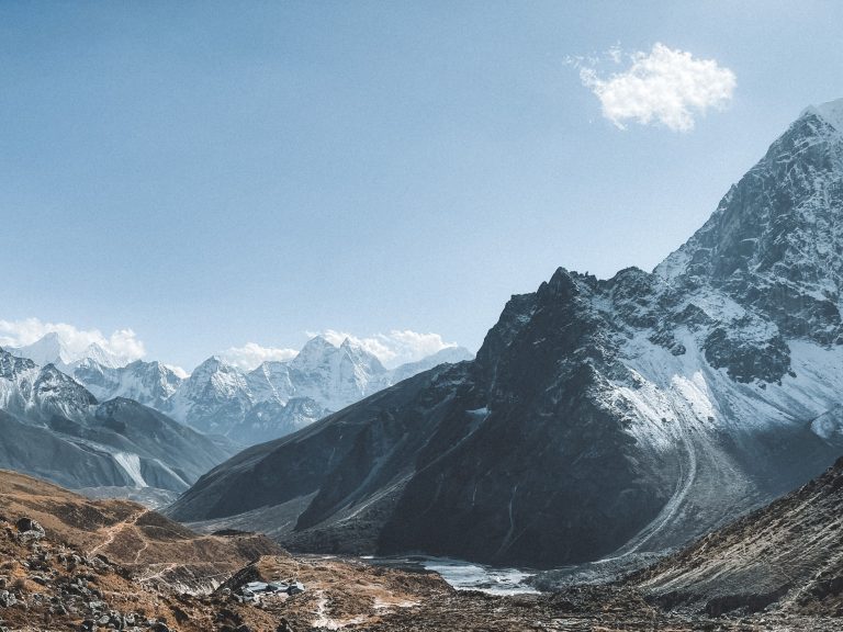 Pics enneigés de l'Himalaya sous ciel bleu serein