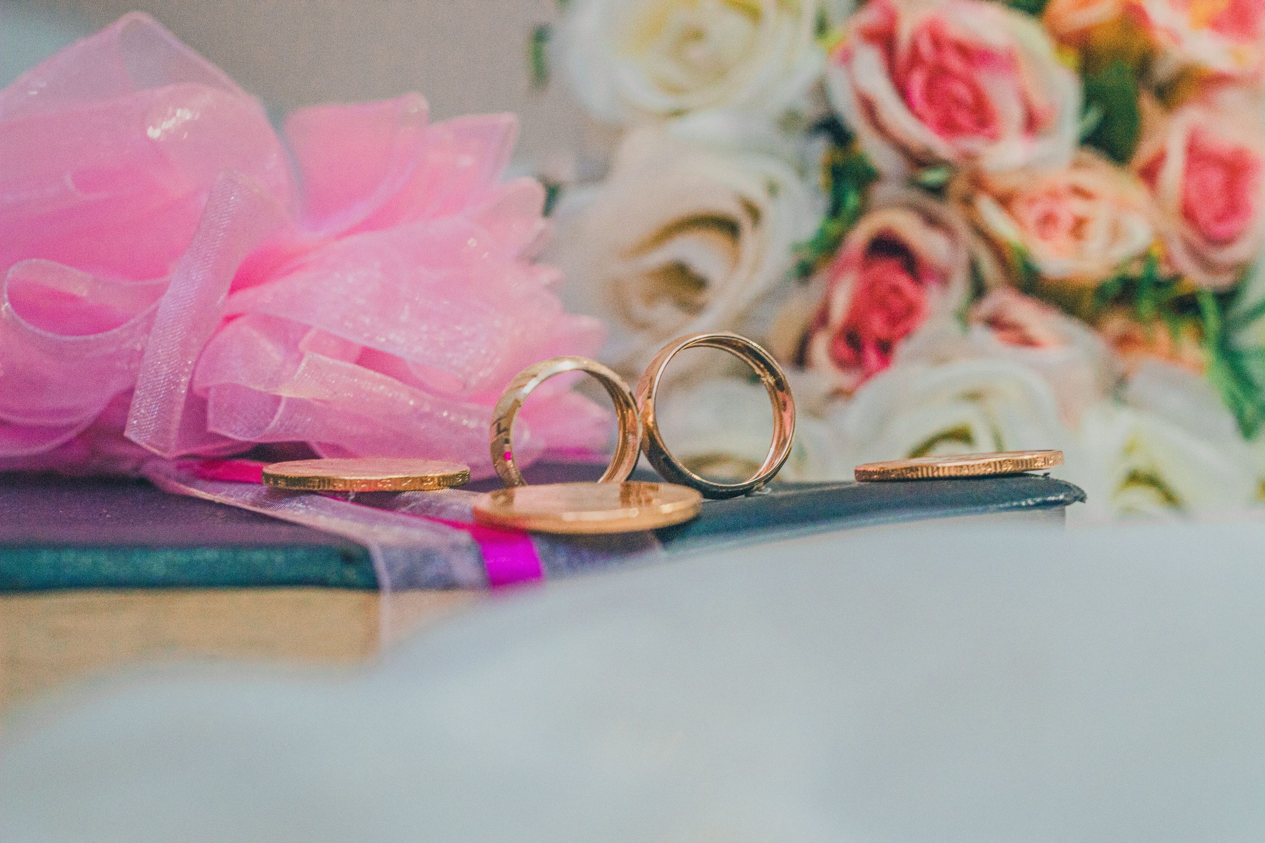 Bagues or avec roses pour célébrer amour