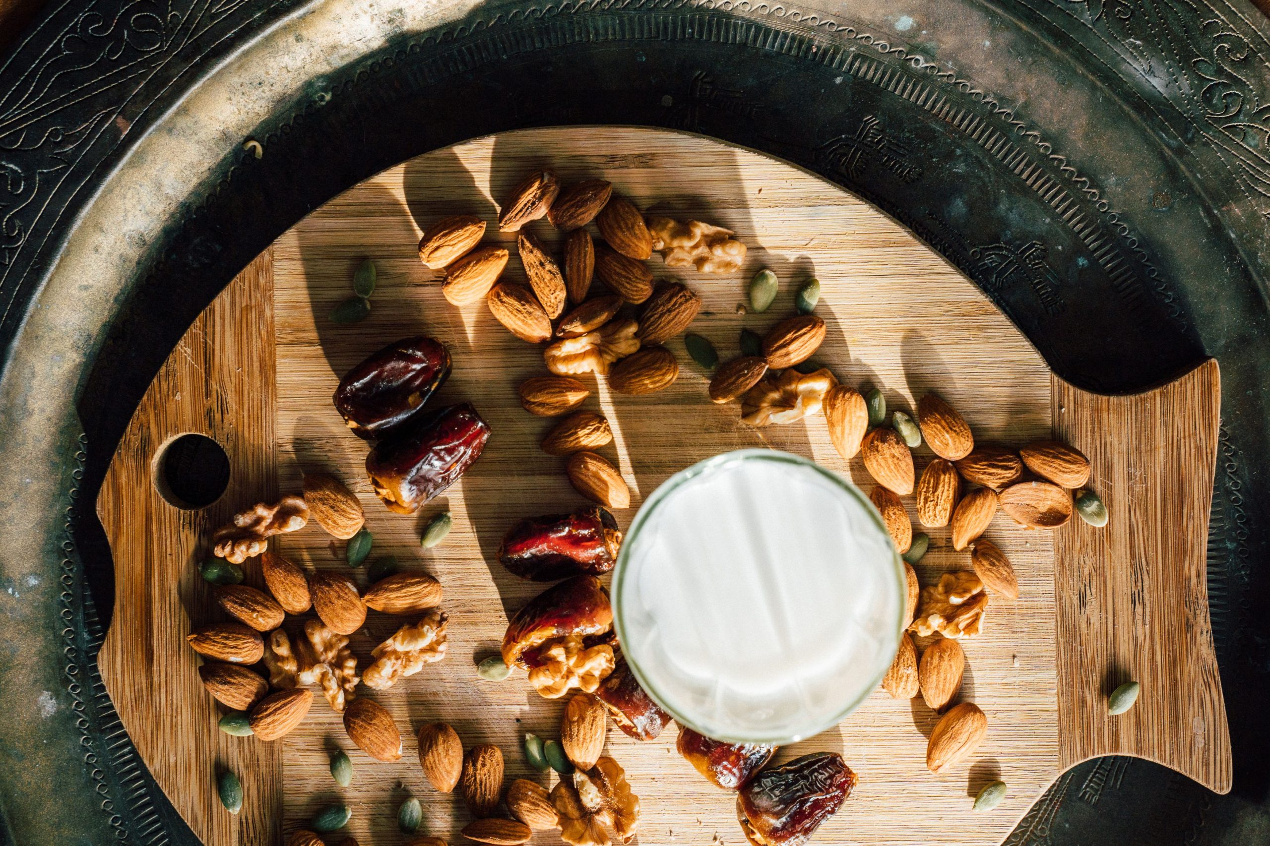 Amandes et dattes sur une planche en bois