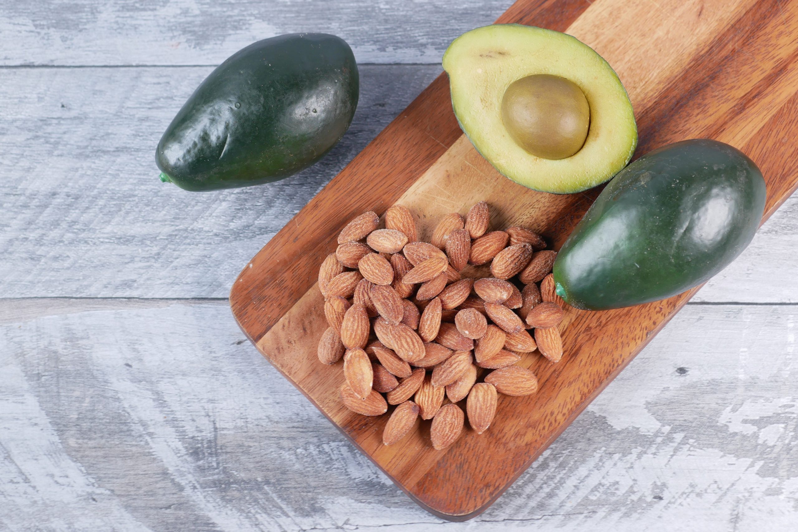 Avocats et amandes vus de dessus sur bois