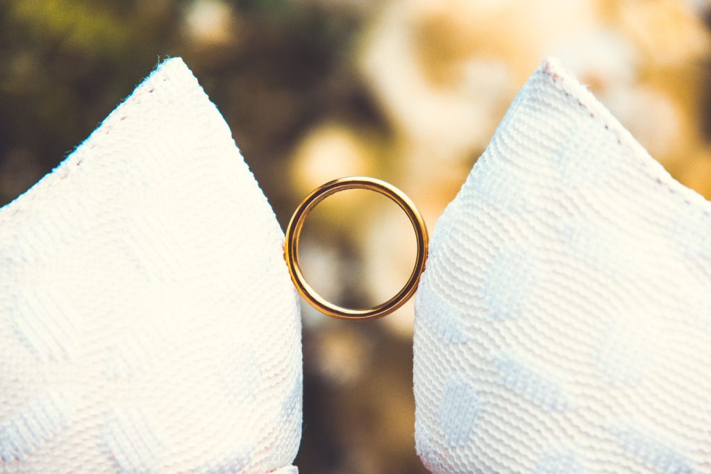Bague or mariage sur tissu blanc texturé