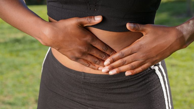 Personne tenant son ventre, douleur abdominale