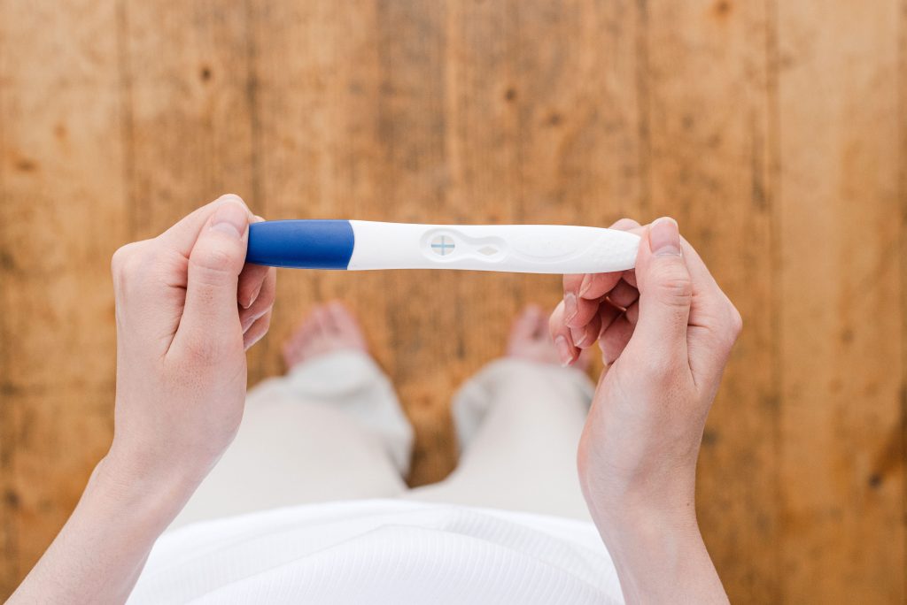Femme tenant un test de grossesse dans ses mains