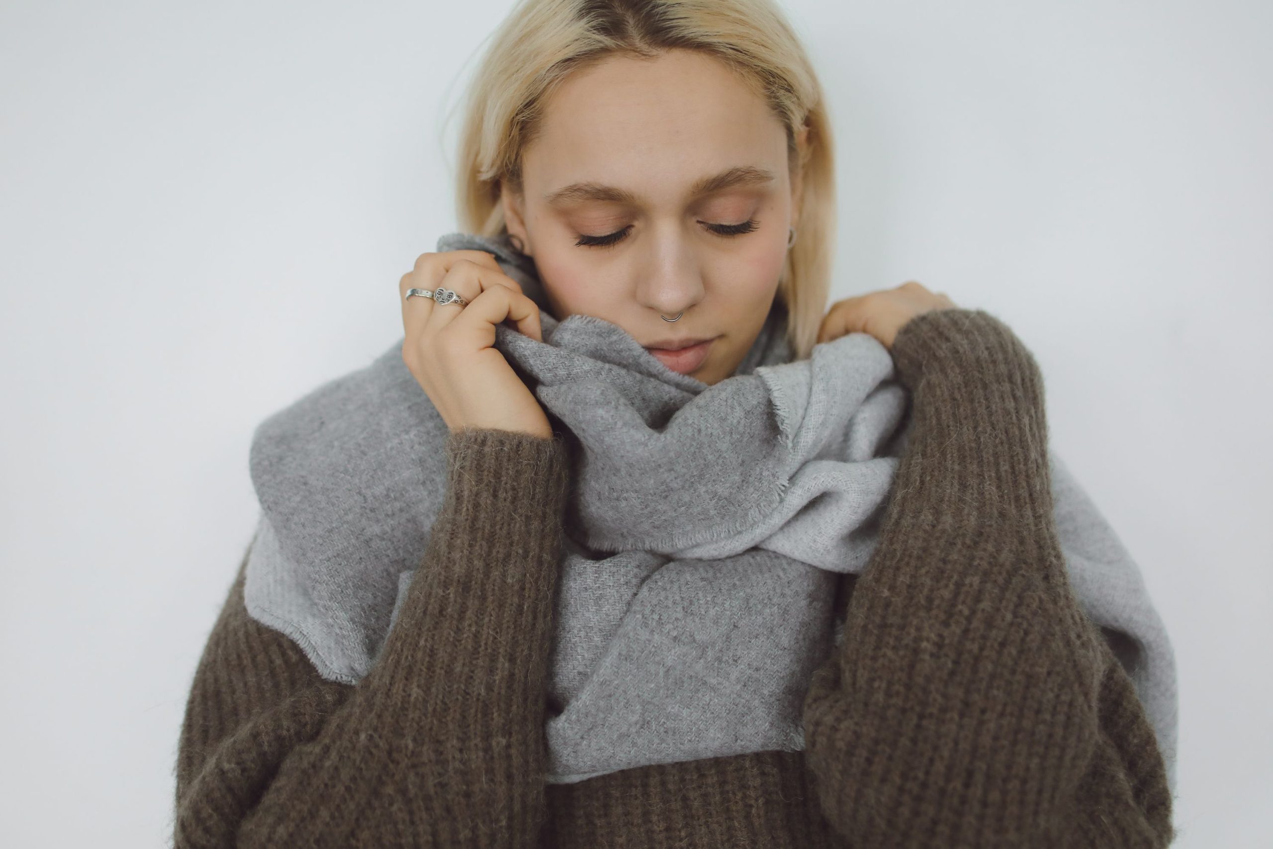 Femme cosy avec écharpe tricot chaud