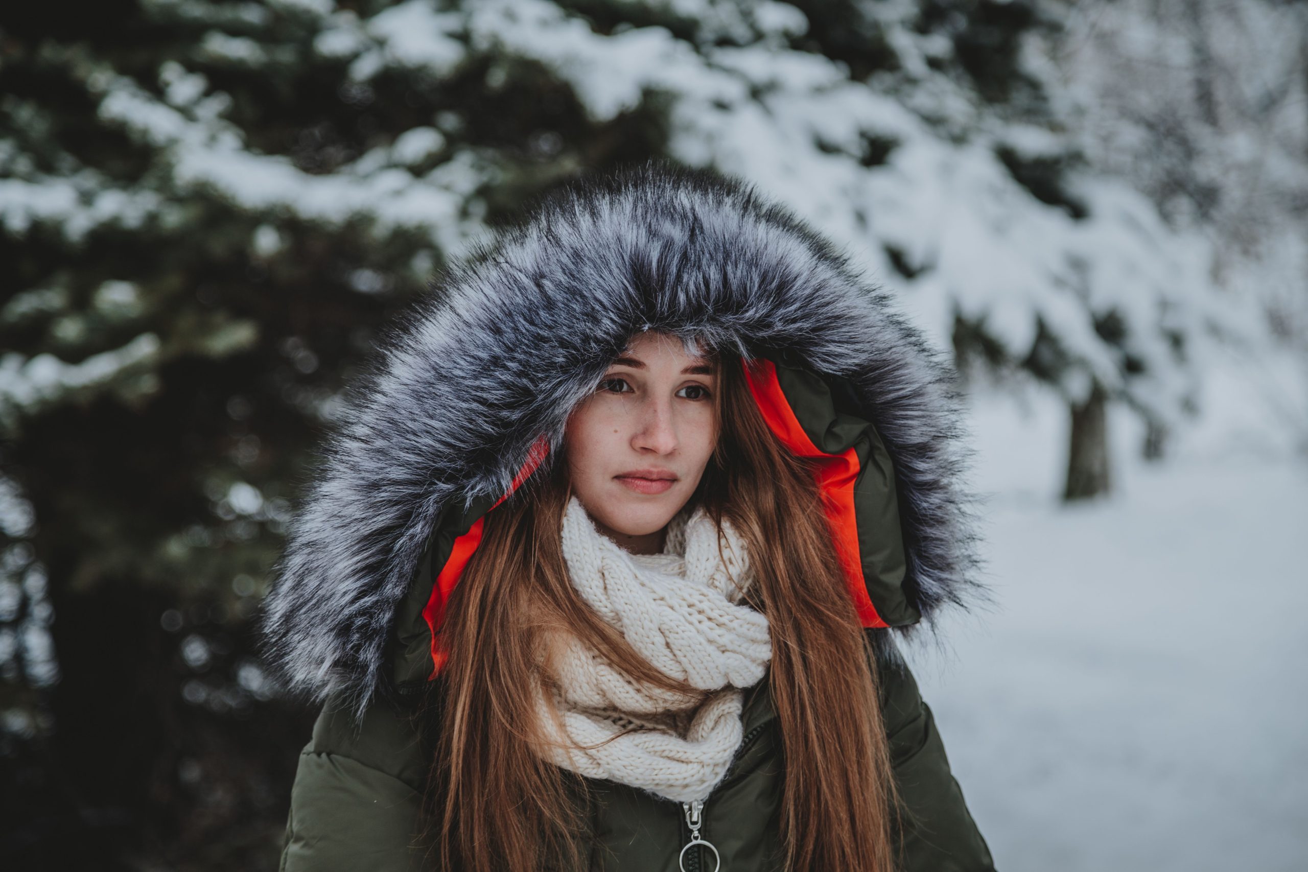 Femme écharpe laine sapin neige hiver