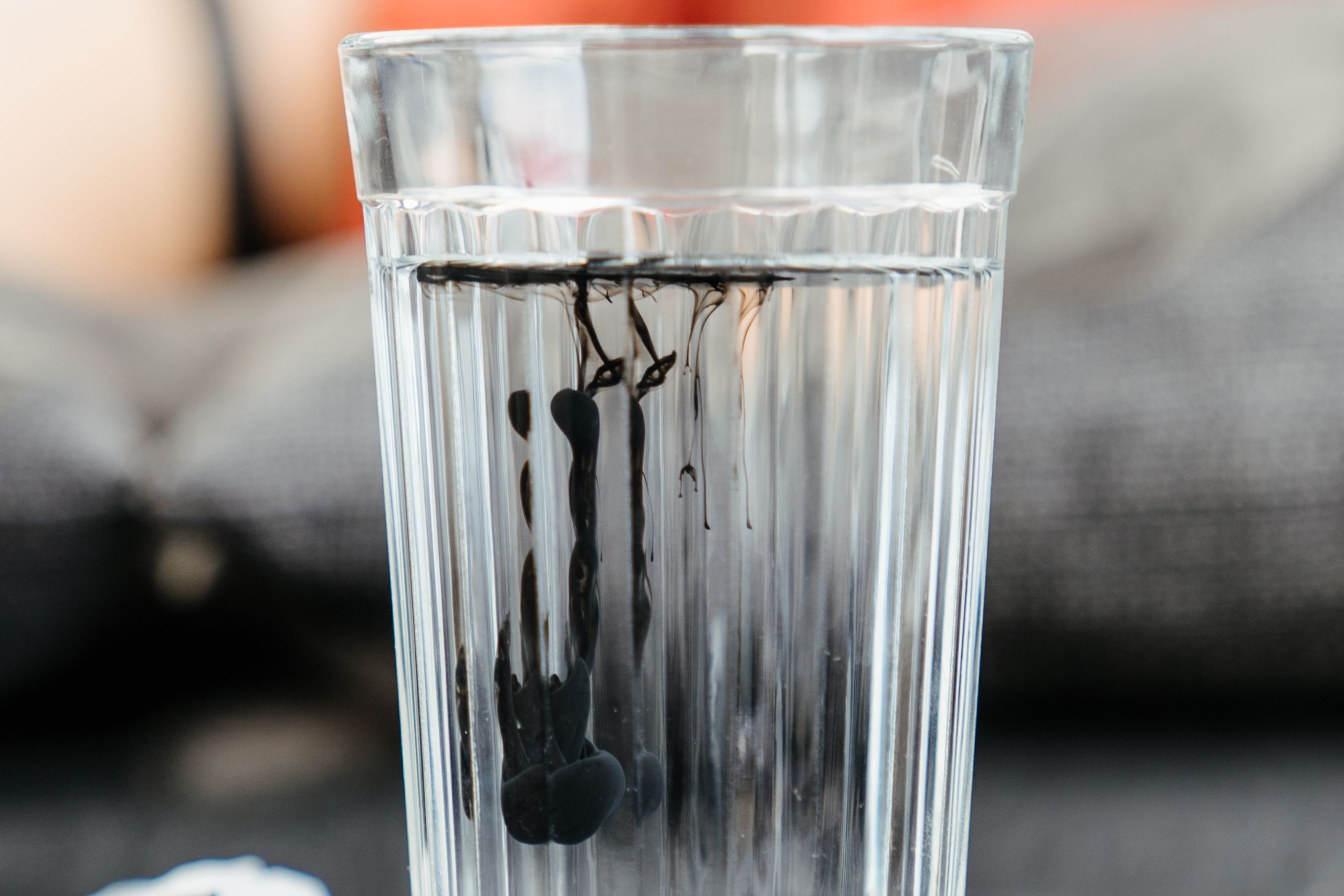 Encre noire se dissolvant dans un verre d'eau