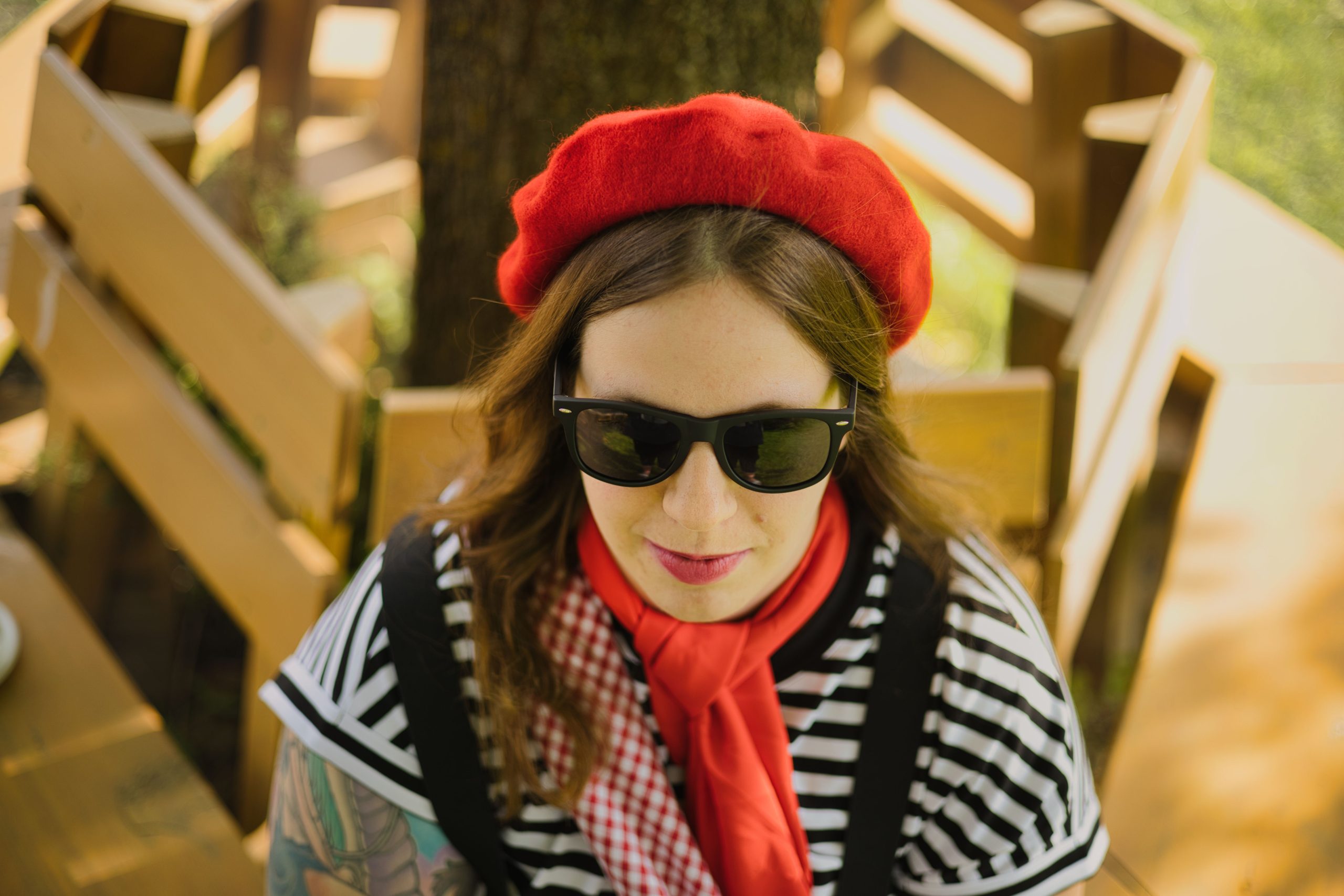 Femme élégante en béret rouge et lunettes