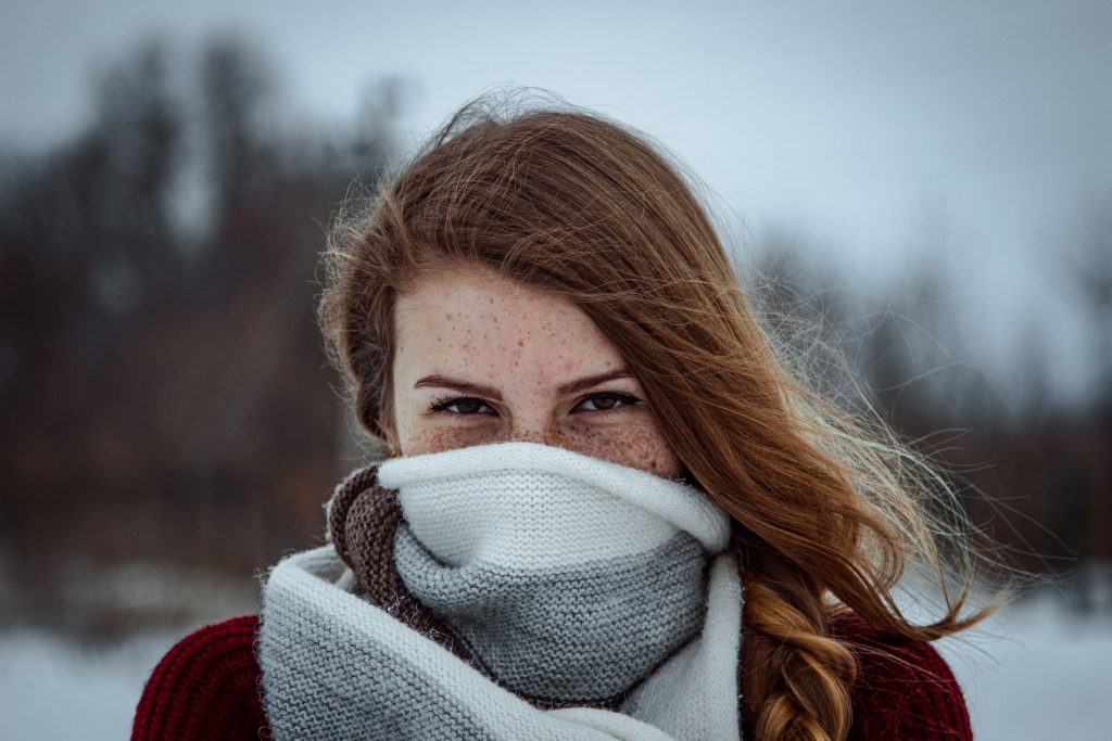 Jeune femme avec écharpe laine hiver