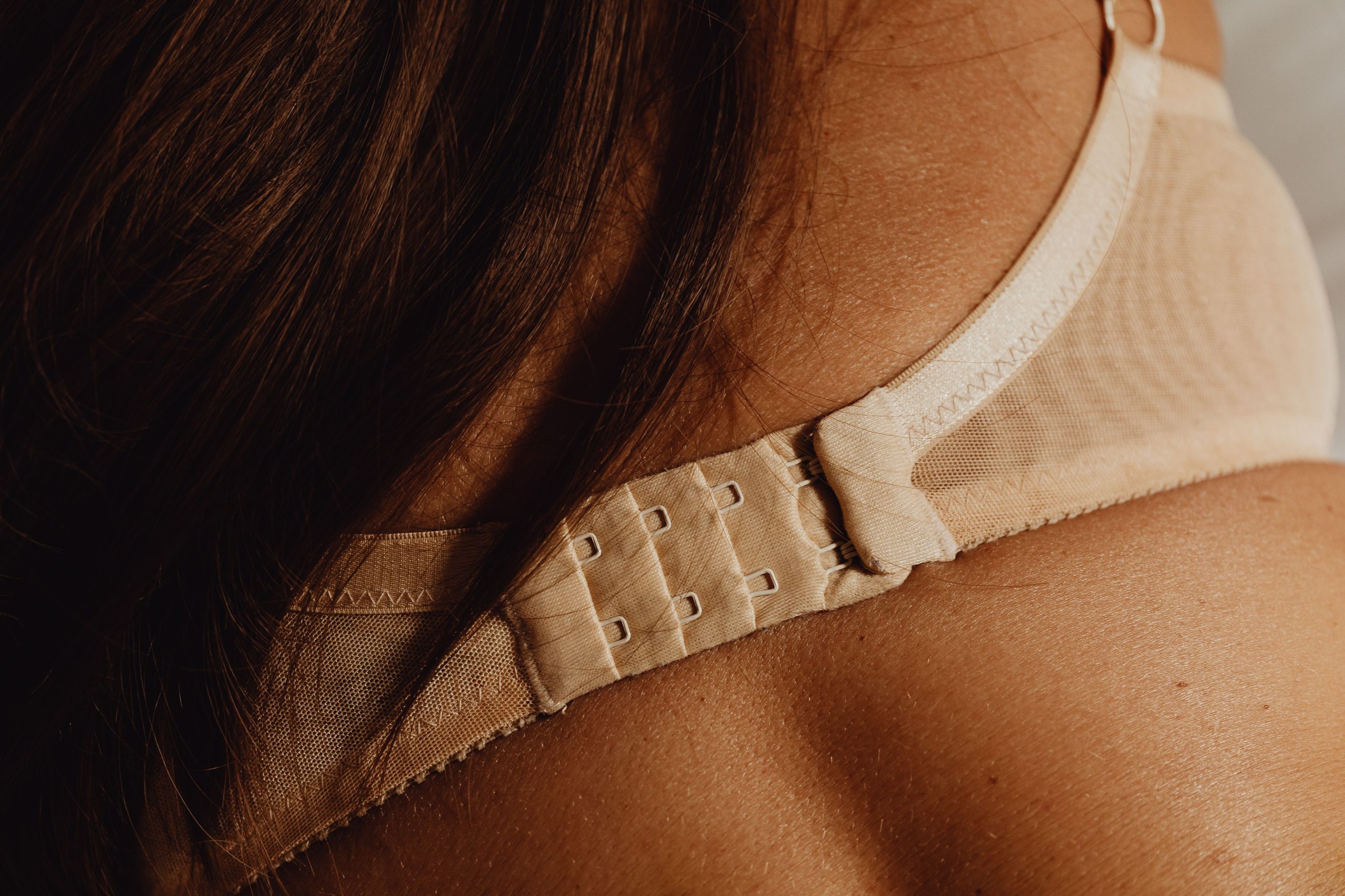 Détail de l'agrafe d'un soutien-gorge beige