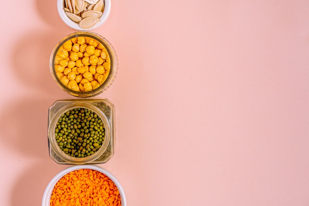 Pois chiches, lentilles et graines de courge disposés
