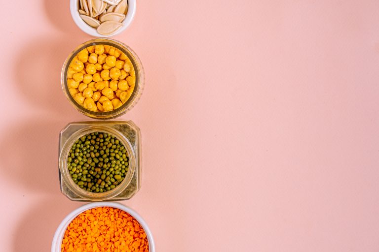 Pois chiches, lentilles et graines de courge disposés