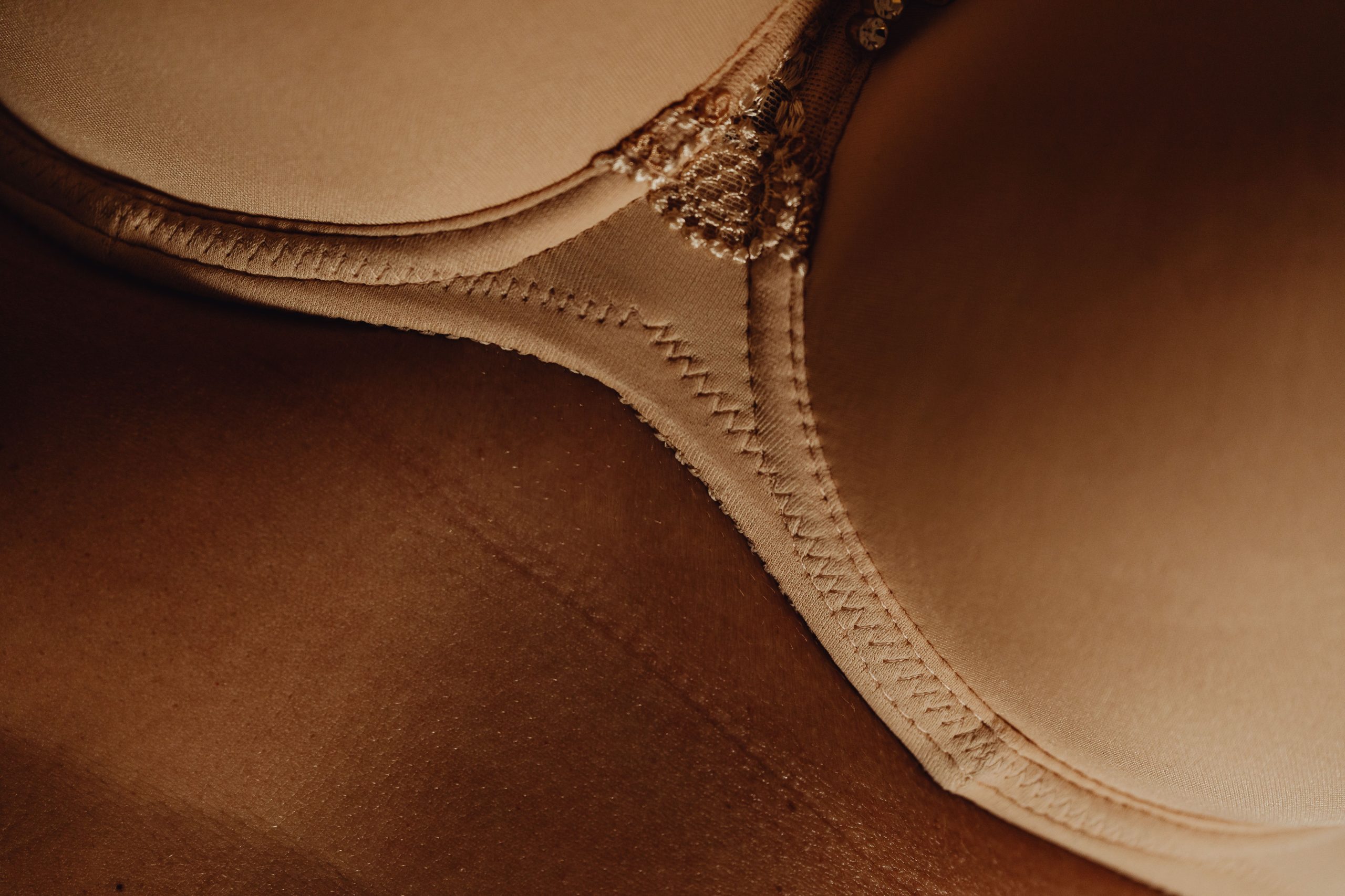 Gros plan de lingerie beige révélant la texture