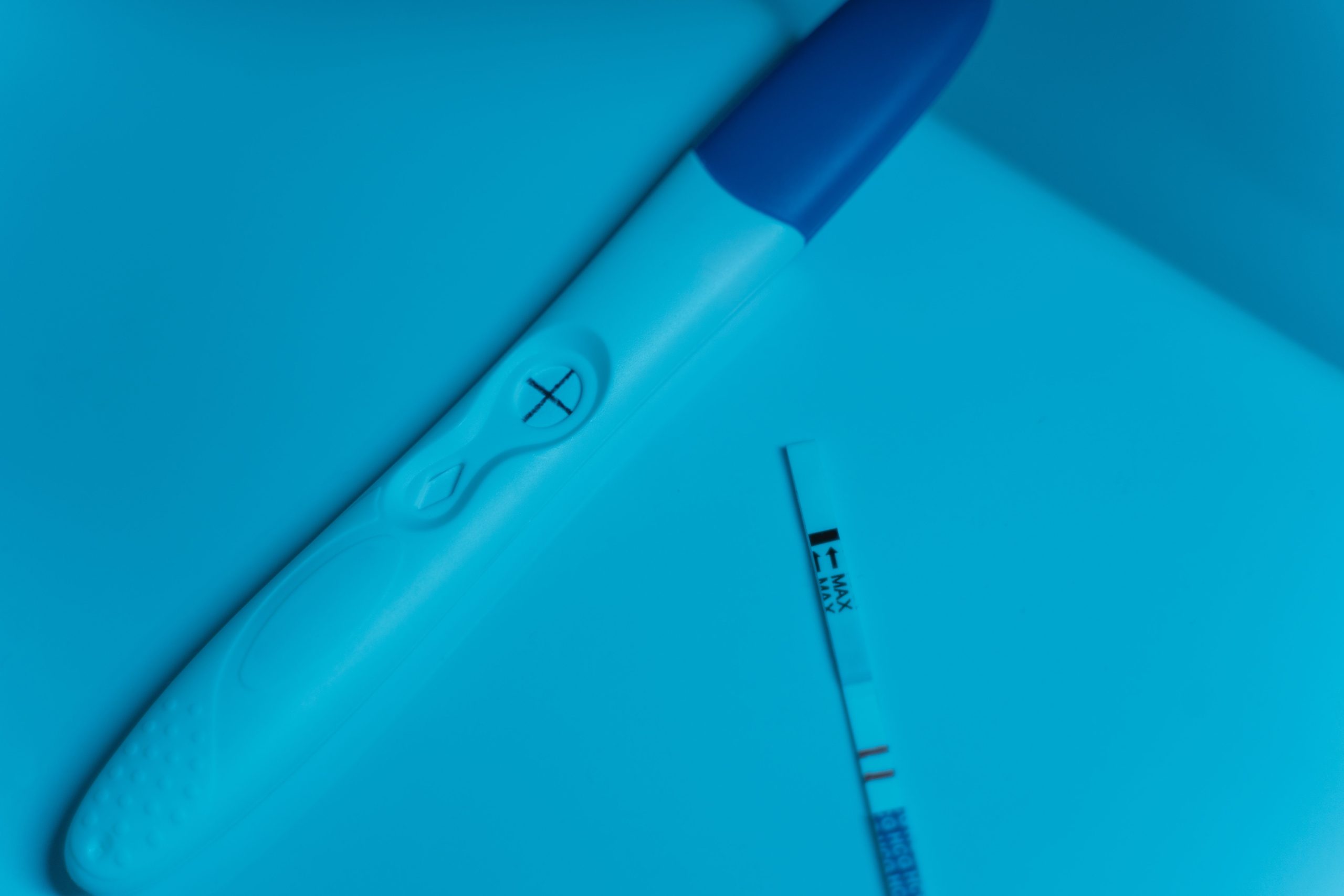 Test de grossesse positif sur une surface bleue
