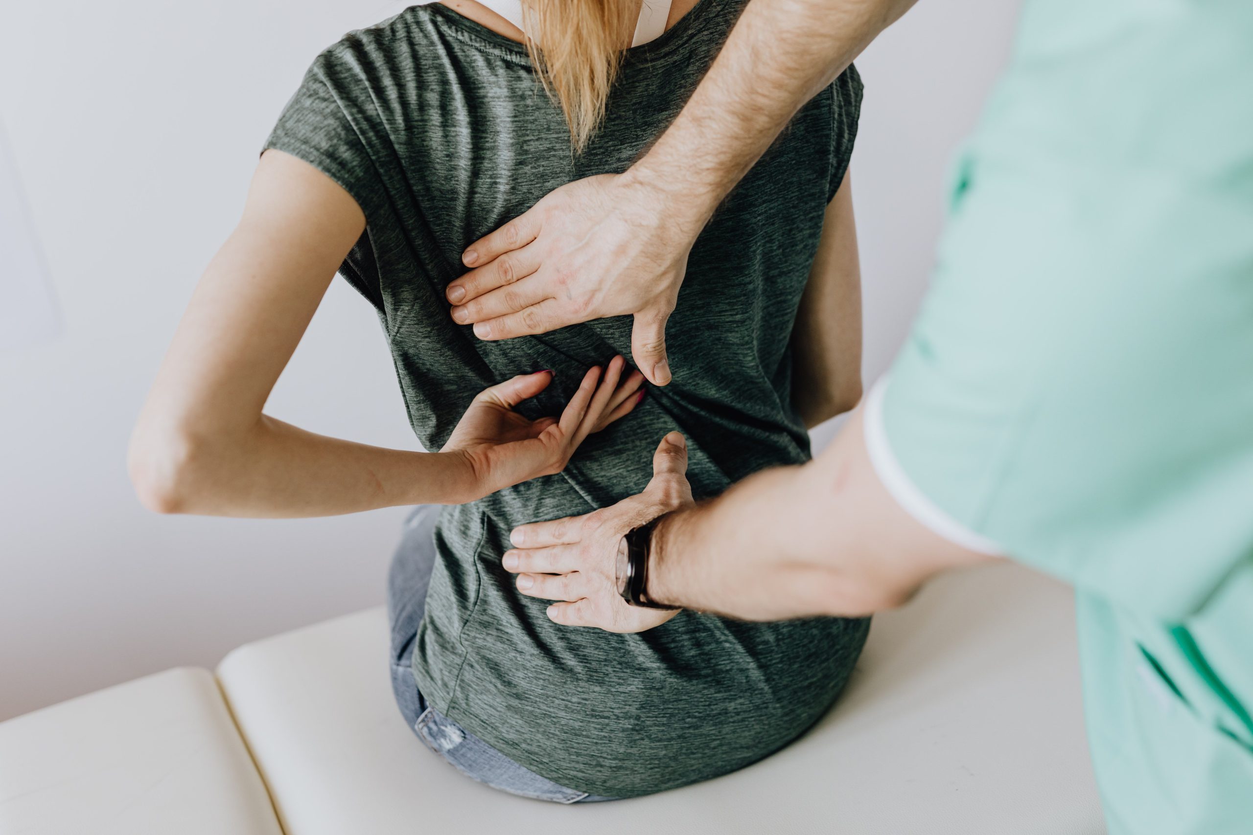 Patiente allongée montrant un point de douleur au dos