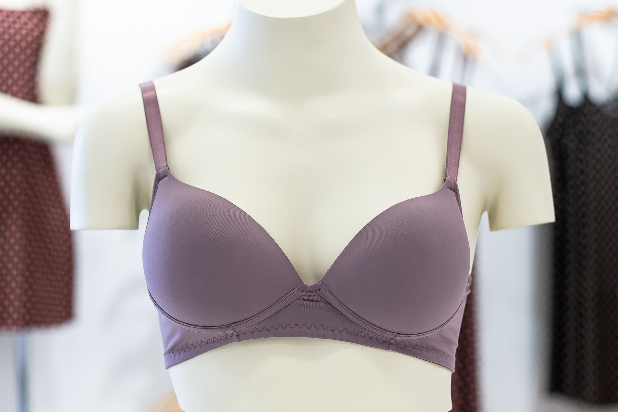 Soutien-gorge violet sur mannequin en boutique