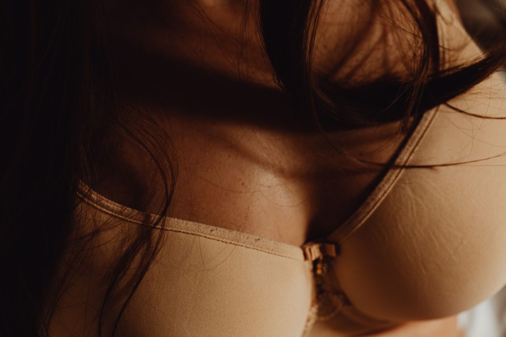 Gros plan artistique d'une femme en soutien-gorge beige